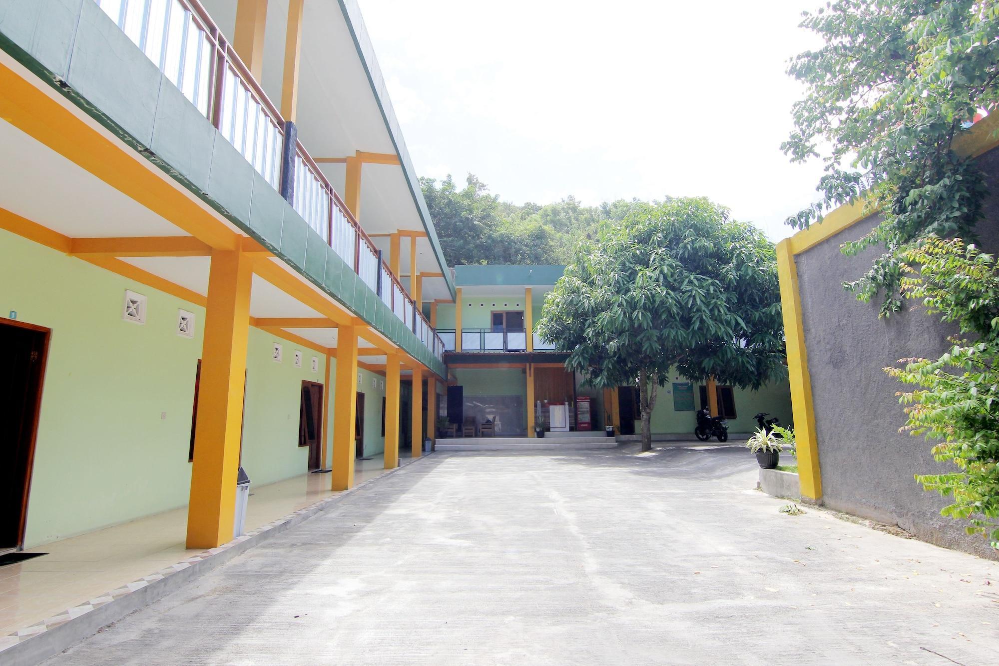 Losmen Alden Kretek Ngoại thất bức ảnh
